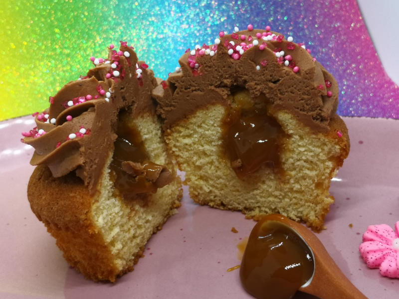Vanille-Schoko Cupcake gefüllt mit Karamell