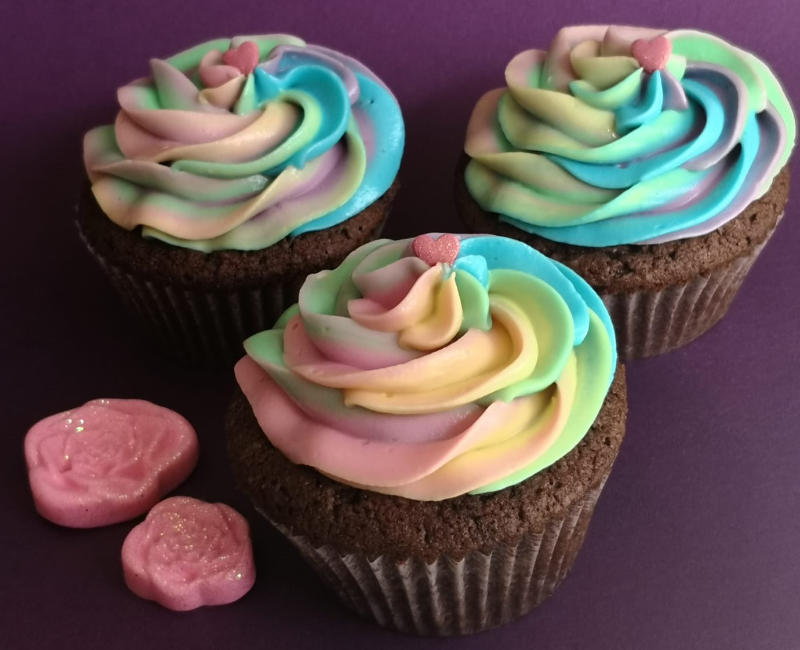 Schoko-Regenbogen Cupcakes
